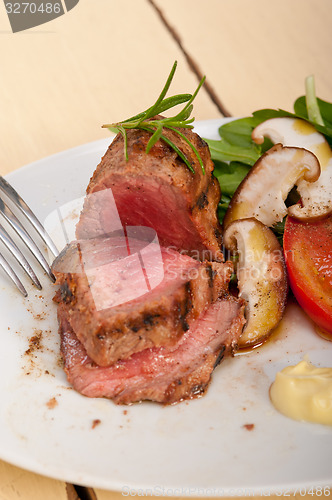 Image of beef filet mignon grilled with vegetables