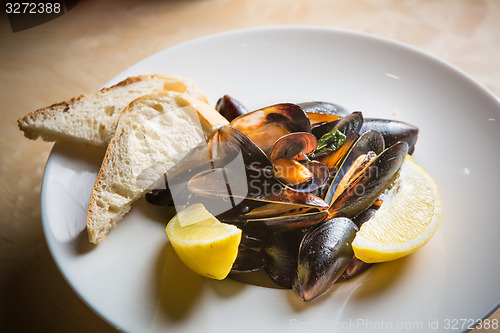 Image of mussels whith sauce of fresh tomatoes