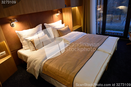 Image of modern hotel room