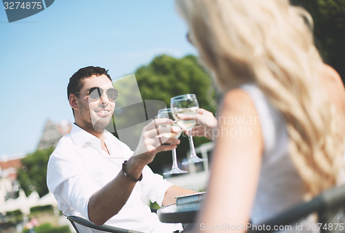 Image of couple drinking wine in cafe