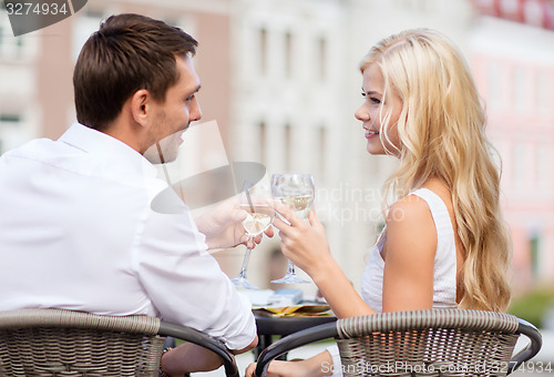 Image of couple drinking wine in cafe