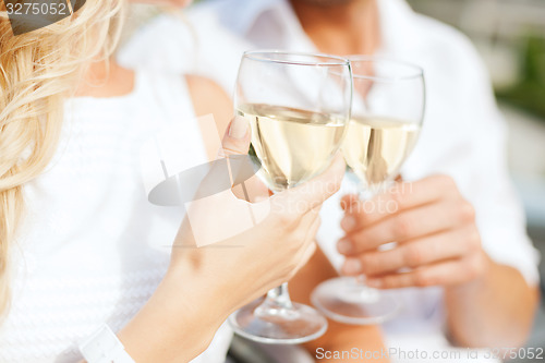 Image of couple drinking wine in cafe