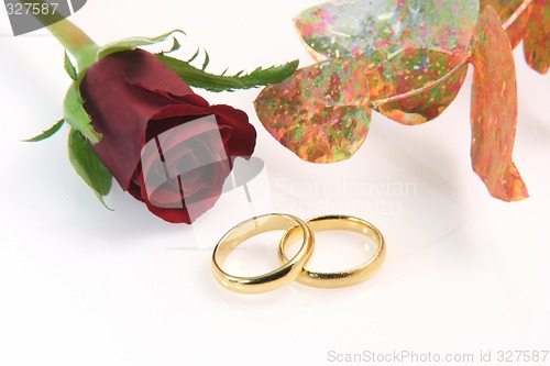 Image of rings and flowers