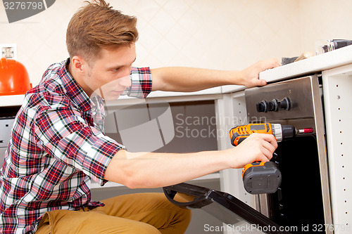 Image of expert panel fixing the kitchen oven