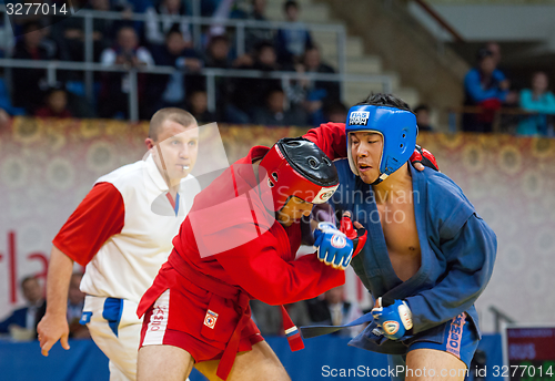 Image of Ikram Aliskerov (R) fights Jeon Yong jun (B)