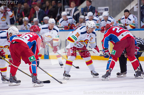 Image of R. Hahl (32) and A. Stas (23) on faceoff