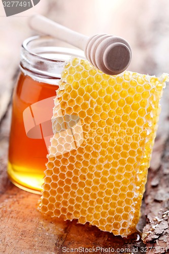 Image of honey with honey comb