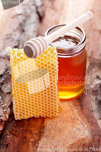 Image of honey with honey comb