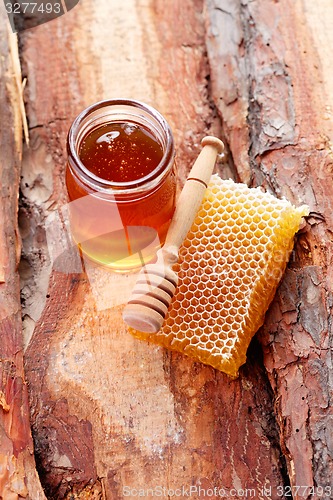 Image of honey with honey comb