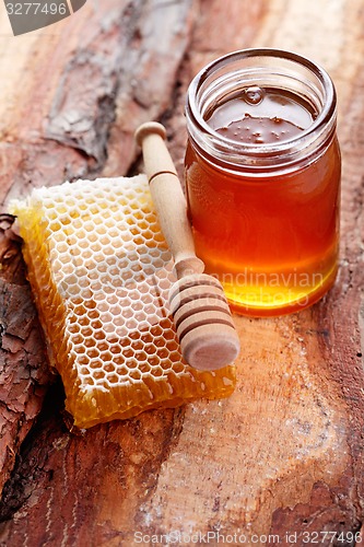 Image of honey with honey comb