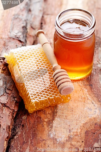 Image of honey with honey comb