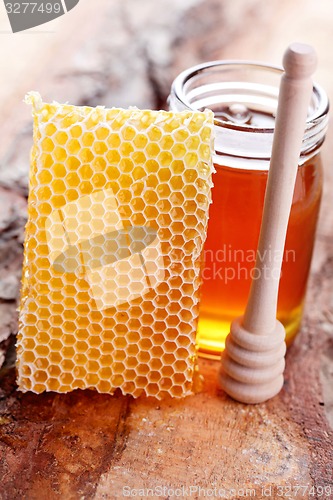 Image of honey with honey comb