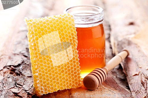 Image of honey with honey comb