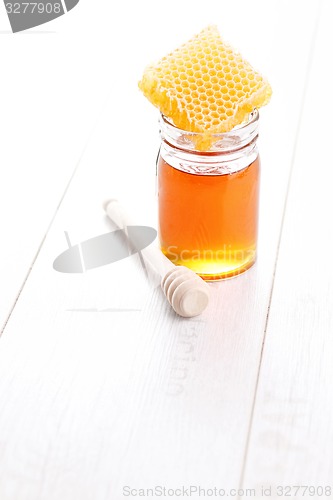 Image of honey with honey comb