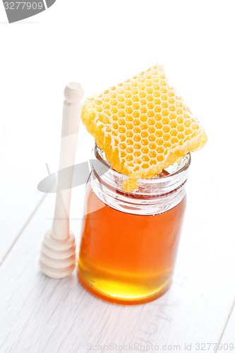 Image of honey with honey comb