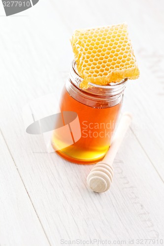 Image of honey with honey comb