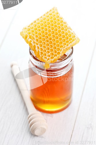 Image of honey with honey comb