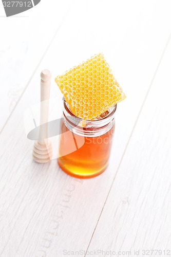 Image of honey with honey comb