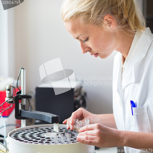 Image of Scientist working in analytical laboratory.