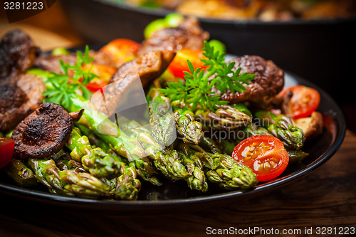 Image of Green asparagus salad with roasted mushrooms