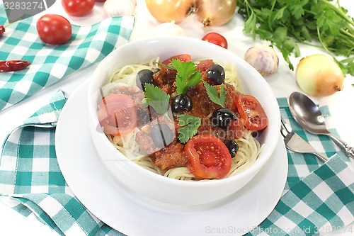 Image of Spaghetti alla puttanesca with tomatoes