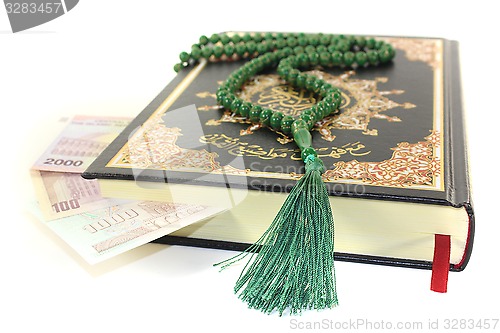 Image of slammed Quran with Iranian currency