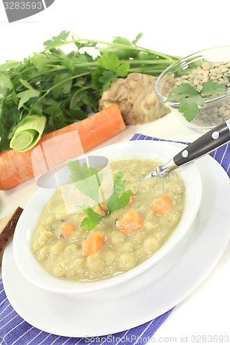 Image of Pea soup with bread