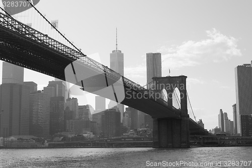 Image of Brooklyn bridge in black and white