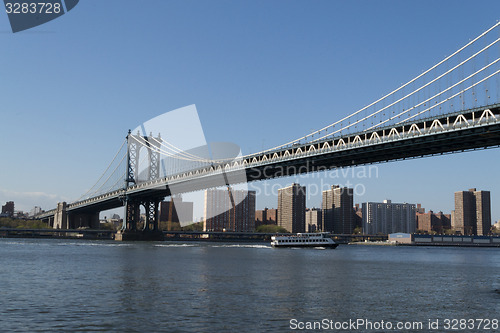 Image of Mahnhattan bridge from the water