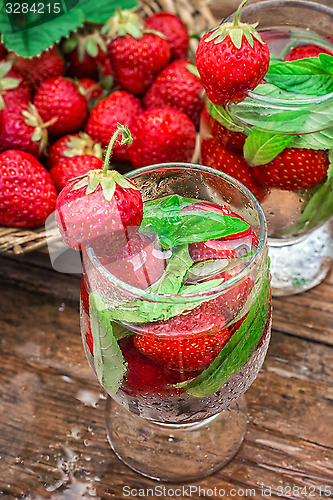 Image of glass of refreshing strawberry cocktail
