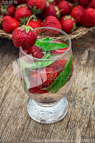 Image of glass of refreshing strawberry cocktail