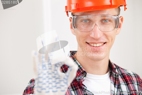 Image of repairman making a perfect gesture