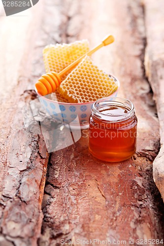 Image of honey with honey comb