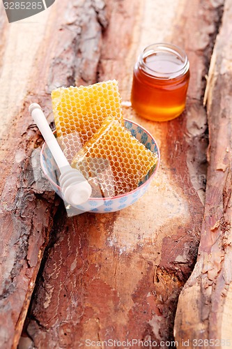 Image of honey with honey comb