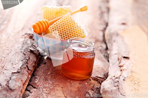 Image of honey with honey comb