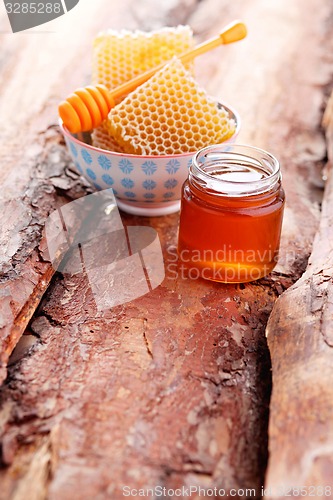Image of honey with honey comb