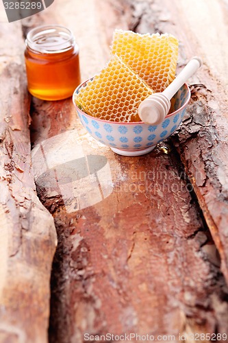 Image of honey with honey comb