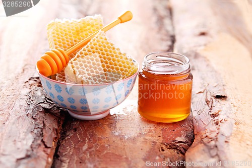 Image of honey with honey comb