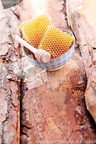 Image of honey with honey comb