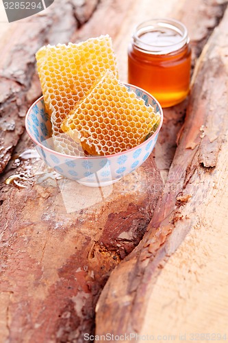 Image of honey with honey comb