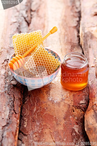 Image of honey with honey comb