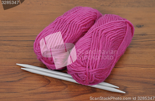 Image of Ball of wool with knitting needles