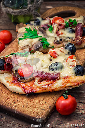 Image of meat pizza 