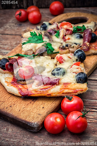 Image of meat pizza 