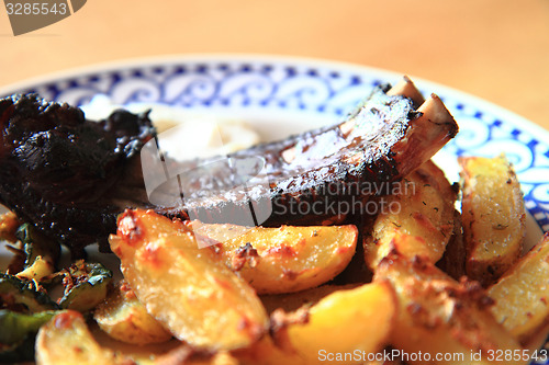 Image of grilled ribs and potatoes 