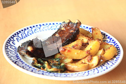 Image of grilled ribs and potatoes 