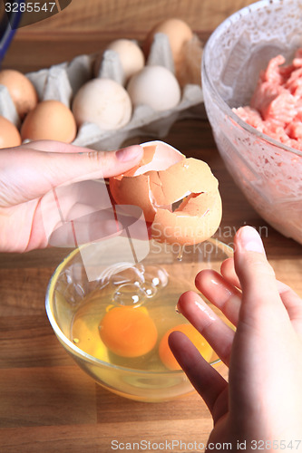 Image of crashing eggs for preparing food