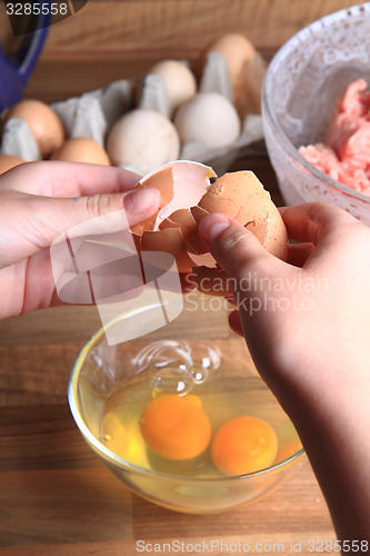 Image of crashing eggs for preparing food