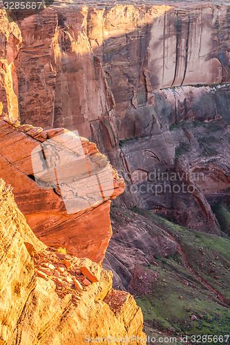 Image of rock formations along the ledge of horseshoue bend in arizona