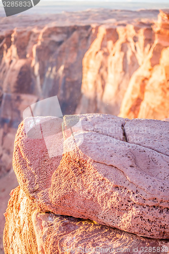 Image of rock formations along the ledge of horseshoue bend in arizona